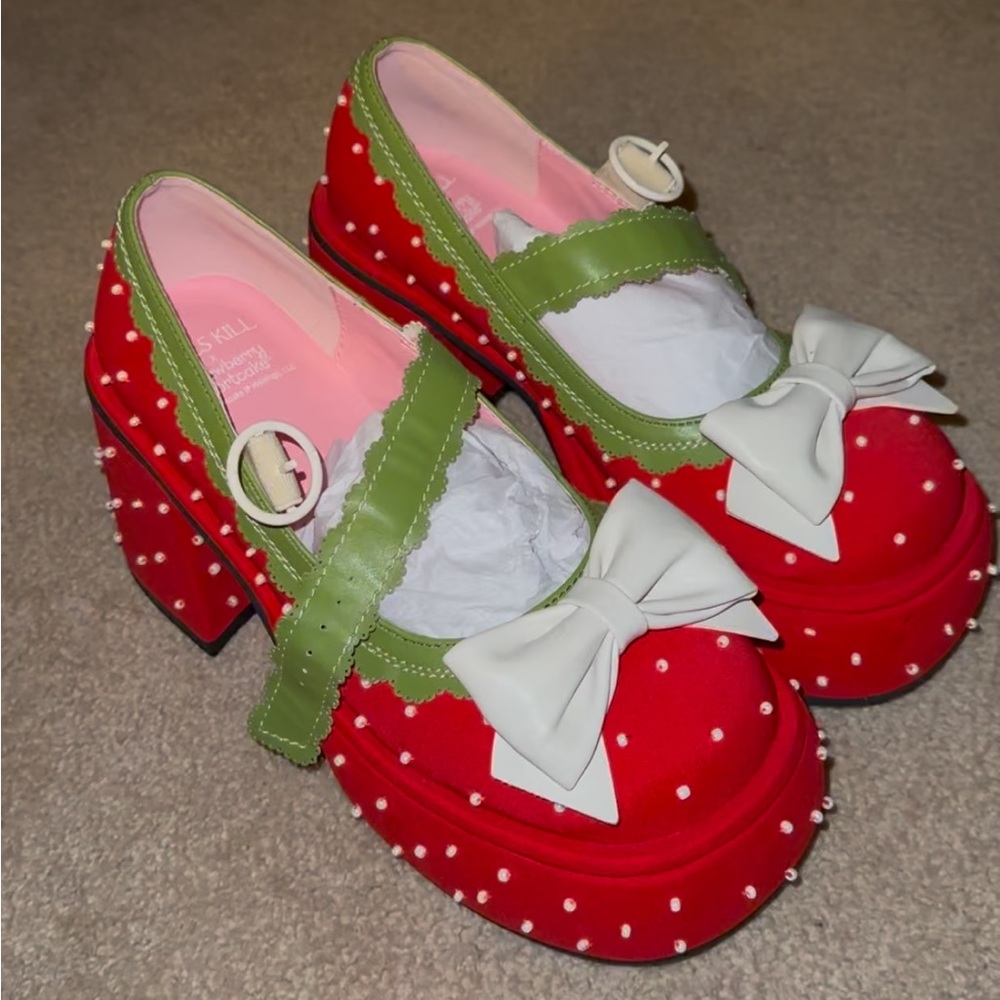 FRESHLY RIPE PLATFORM MARY JANES Dolls kill X strawberry shortcake
Size U.S 6.5